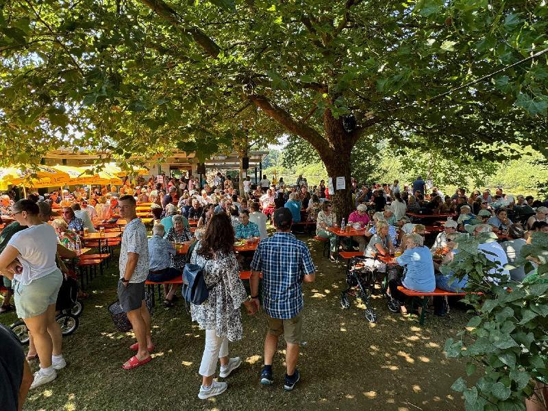 Anglerfreunde bewältigen Besucheransturm bei Nacht am See und Fischerfest