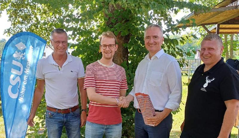 Mit einem kleinen Präsent bedankte sich der CSU-Kreisvorsitzende MdL Dr. Harald Schwartz (2. von rechts) bei Florentin Siegert (2. von links) für die im und für den CSU-Kreisverband geleistete Arbeit. Dank sagten auch Bürgermeister Hermann Falk (links) und der CSU-Orts- und Fraktionsvorsitzende Martin Merkl (rechts). - Foto von Werner Schulz