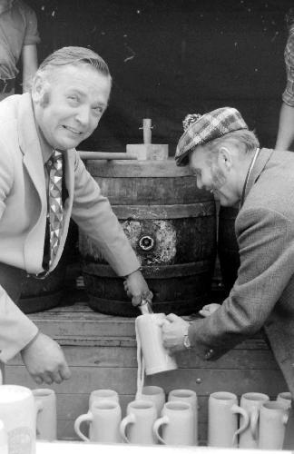 Vor 49 Jahren, am 31. August 1975, schlug die Geburtsstunde des Marktplatzfestes. Sepp Uschold (r.), der Gründer des Musikzugs, hatte die Idee dazu, um mit dem Erlös die Reise des Musikzugs zur Steuben-Parade in New York zu finanzieren. Den Bieranstich bei der Premiere nahm 2. Bürgermeister Hans Dobmeyer (l.) vor. - Foto von Werner Schulz