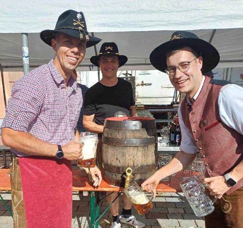 Beim 48. Marktplatzfest bewies LTC David Ryan (links) unter den Augen von Schlossbrauerei-Chef Sebastian Dorfner (rechts) und Musikzugvorstand Maximilian Stein (Mitte) sowie zahlreichen Ehrengästen ein sicheres Händchen beim Anzapfen des erstes Festbierfasses. Nach drei Schlägen verkündete er auf „bayerisch-amerikanisch“, dass „o’zapft is“! - Foto von Werner Schulz