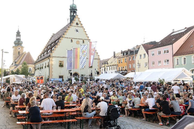 Das 48. Marktplatzfest des Musikzugs erwies sich einmal mehr als echter Besuchermagnet. Hirschaus Innenstadt wurde zu einer einzigen Partymeile, auf der sich Einheimische wie auswärtige Gäste in Scharen ein Stelldichein gaben und bei bester Stimmung feierten. - Foto von Werner Schulz