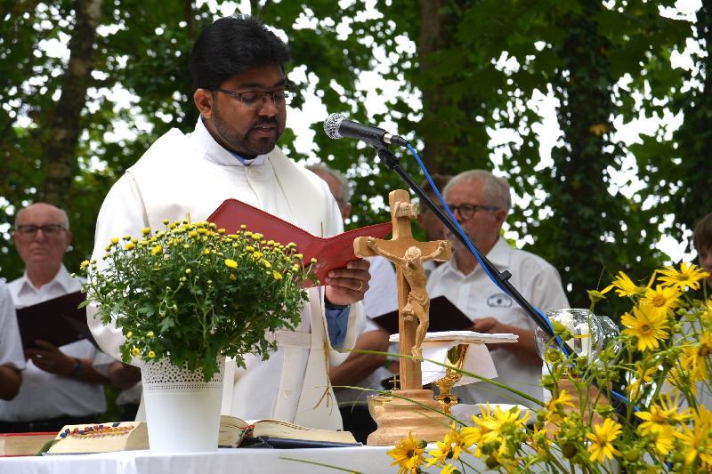 Auch für Pfarrer Paily war der Festgottesdienst am Fuße des Aussichtsturms, unter dem Dach der hohen Bäume, ein Erlebnis und er genoss diese besondere Atmosphäre. Nach der Messfeier ging er von Tisch zu Tisch und unterhielt sich mit vielen Besuchern. - Foto von Fritz Dietl