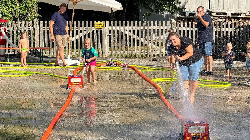 Als Highlight erwies sich heuer der aufgebaute große Wasserwerfer, der normalerweise bei Großbränden zum Einsatz kommt. Unter Aufsicht durften die Kinder diesen selbst bedienen. Sie hatten schnell heraus, wie sich der Werfer auf die verschieden Strahlarten einstellen lässt. - Foto von Werner Schulz