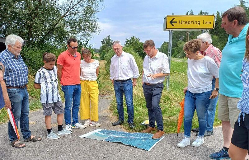 Auf Bitten der Eltern Sandro und Sonja Strazzacappa (3. und 4. von links) hatte MdL Dr. Harald Schwartz (5. von links) Baudirektor Stefan Noll (6. von links) vom Straßenbauamt zum Ortstermin eingeladen, bei dem dieser die Planungen zur Reduzierung der Gefahren erläuterte, denen die Nutzer der Urspringer Bushaltestelle ausgesetzt sind. Für die von den Eltern geforderten Verbesserungen setzten sich auch die Verkehrswachtvorsitzenden Hubert Ritz (links) und Martin Meier (rechts) ein. - Foto von Werner Schulz