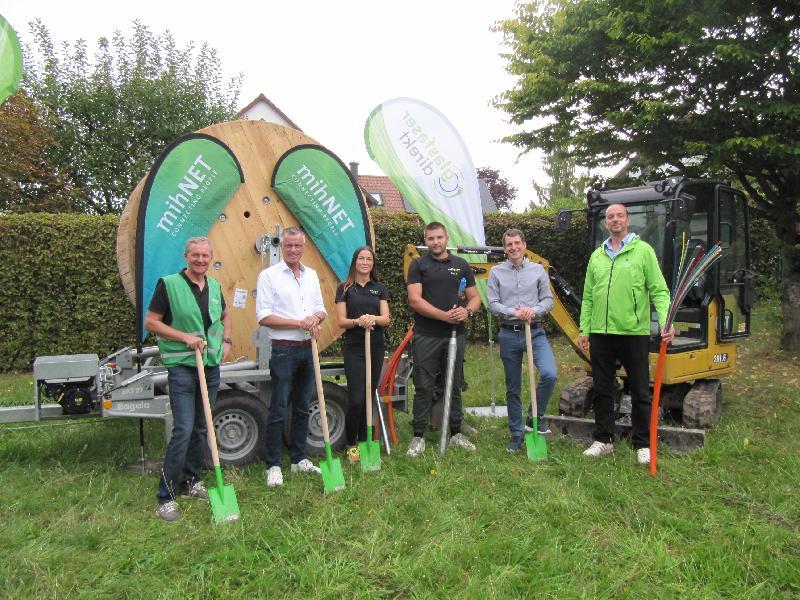 Den  Spatentisch zum Ausbau sdes Glasfasernetzes in Hirschau führten aus: Norbert Lehmeier (Rollout Manager Glasfaser Direkt), Erster Bürgermeister Hermann Falk, Fikreta Neslanovic (Projektleiterin) und Irfan Batilovic (Bauleiter) von der Baufirma mih Net Amberg, Raphael Peschkes (Vertriebsleiter Glasfaser Direkt),  Patric Noack (Sales Manager Glasfaser Direkt)  - Foto von Gerhard Fleischmann