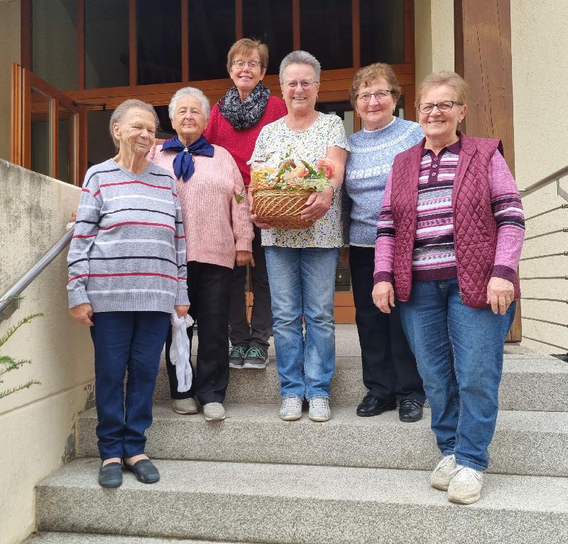 Nach mehrwöchiger Pause öffnet der Seniorentreff am 19. September wieder seine Pforten. Seit 2012 gehören sie zum Seniorentreff-Team. V. l.: Renate Duksch, Gisela Witt, Anni Regler, Marianne Wild (feierte Geburtstag), Maria Fruth und Leiterin Maria Ott. Es fehlt: Hildegard Siegert, die Leiterin der Gymnastikstunden. - Foto von Werner Schulz