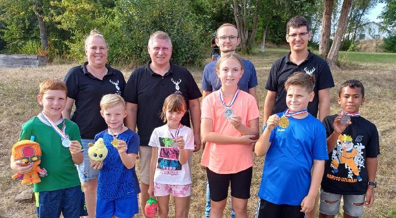 Strahlende Medaillengewinner gab es bei der Sommerolympiade der CSU Hirschau. Vorne v. l.: Andreas Piehler (Silber), Oskar Schlosser (Gold), Julia Schinabeck (Bronze), Hannah Herdey (Silber), Julian Ernstberger (Gold), Jason Labercevska (Bronze. Es gratulierten (hinten v.l.): FU-Vorsitzende Stadträtin Michaela Meier, CSU-Orts- und Stadtratsfraktionsvors. Martin Merkl, stellv. CSU-Ortsvorsitzender Christoph Freimuth und JU-Vorsitzender Ludwig Koller. - Foto von Werner Schulz