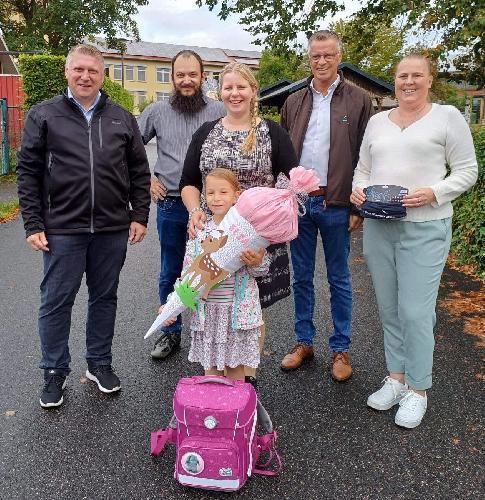 „I bin a Hirschauer Stückl“ – so steht es auf den Loop-Schals, mit denen sich die 55 Abc-Schützen der Hirschauer und Ehenfelder Grundschule künftig vor Wind und Kälte schützen können. Spendiert wurden ihnen die Schals vom CSU-Ortsverband Hirschau und dem FU-Ortsverband. Im Bild hinten von links.: Orts- und Fraktionsvorsitzender Martin Merkl, die Eltern Johannes und Bettina Bauer, Bürgermeister Hermann Falk und FU-Vorsitzende Stadträtin Michaela Meier, vorne: ABC-Schützin Elsa Bauer. - Foto von Werner Schulz