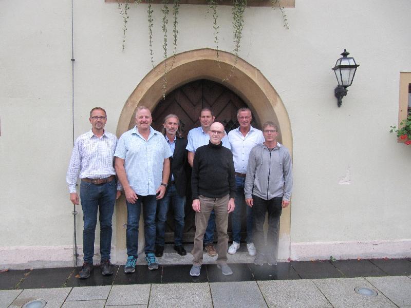 Bild von links: Thomas Dotzler, Bauamt. Roland Siegler, Bauhof, Bauhofleiter. Christian Horn, Bauhof, Personalrat.Martin Beck, Bauamt. Hans-Jörg Schröter, Bauhof
Hermann Falk, Bürgermeister
Marco Weidinger, Bauhof, Leitung Gärtnerei
 - Foto von Gerhard Fleischmann