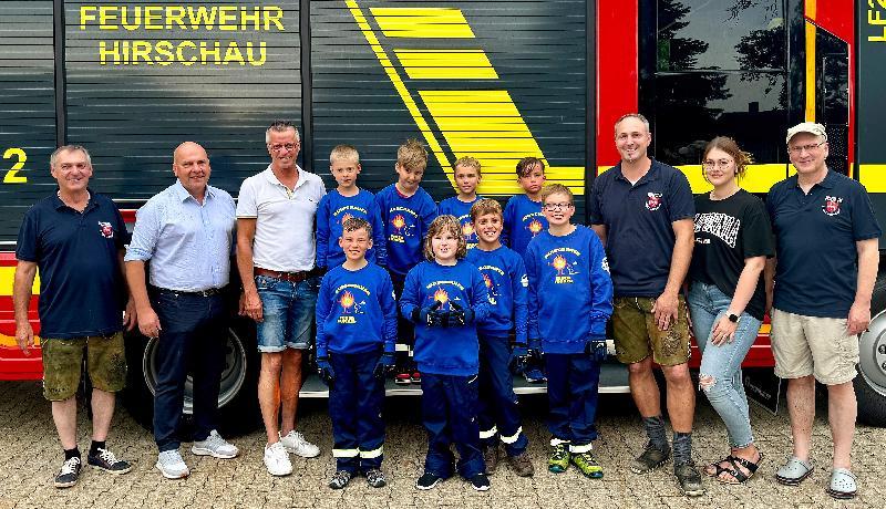 Die Freiwillige Feuerwehr Hirschau feierte das Fünfjährige ihrer Kinderfeuerwehr „Feuerfunken“ im Rahmen eines großen Grillfestes. Zum Geburtstag gab es für die Kinder speziell entworfene Hosen und Handschuhe. Von links: FW-Vorstand Michael Schuminetz, Sponsor Christian Reil, Bürgermeister Hermann Falk, einige „Feuerfunken“, 1. Kommandant Sebastian Jasinsky, Betreuerin Marina Schlaffer und 2. Vorstand Thomas Maier. - Foto von Werner Schulz