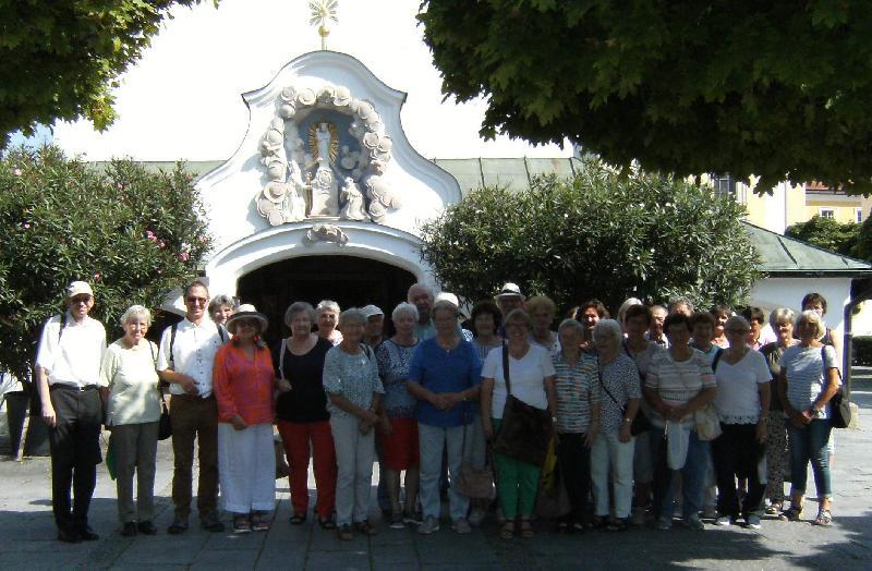 Die Wallfahrt der Stadtpfarrgemeinde Mariä Himmelfahrt und der Ehenfelder Pfarrei St. Michael führte traditionsgemäß nach Altötting. Knapp Vierzig Gemeindemitglieder aus beiden Pfarreien nahmen unter Leitung von Stadtpfarrer Johann Hofmann (links) daran teil und feierten im Kongregationssaal Eucharistie. - Foto von Pfarrei Hirschau