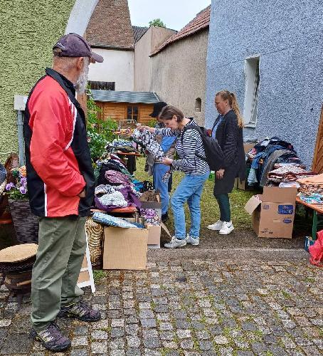 Die Frauen-Union lädt am Freitag, 27. September, zu seinem traditionellen Herbst-Flohmarkt. Ein. Er findet nicht – wie bisher gewohnt – vor dem Steingutmuseum in der Hauptstraße statt, sondern erstmals im ehemaligen Bauhof, Hirschengasse 2. - Foto von Werner Schulz