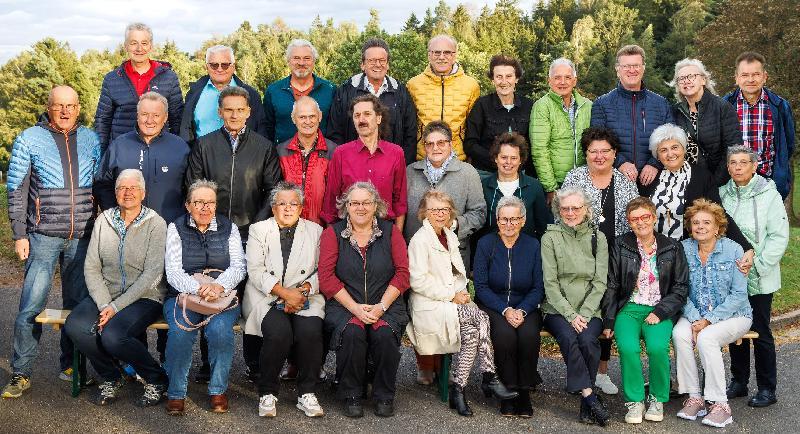 Ein freudiges Wiedersehen feierte der Schülerjahrgang 1958/1959. Organisiert hatten das Treffen Rosa März (sitzend 4. von links), Renate Renner (hintere Reihe 5. Von rechts) und Anna Reinhardt (sitzend links). - Foto von Foto Huster