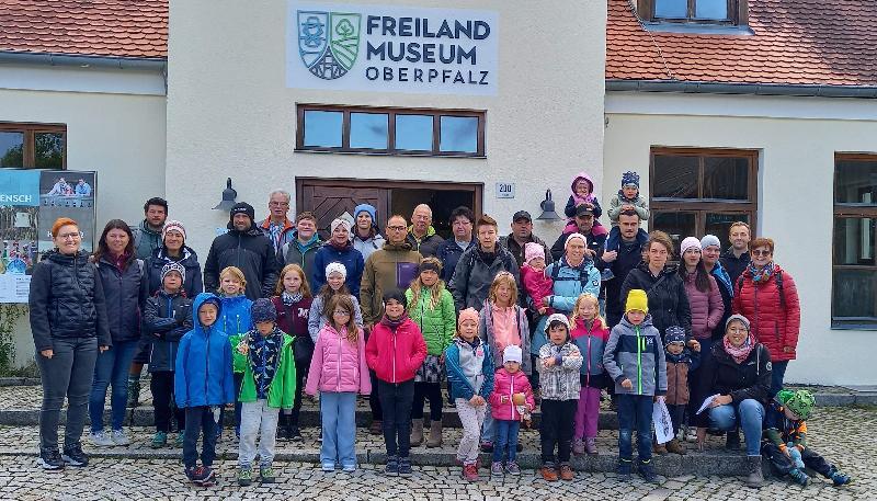 Hoch interessant war für Alt wie Jung der von Jugendleiterin Romina Seifert (2. von links) organisierte Familienbildungsausflug des Heimat- und Trachtenvereins ins Freilandmuseum Neusath-Perschen. - Foto von Werner Schulz