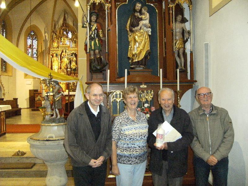 Vor der KAB-Jahresversammlung wurde der ehemalige Hirschauer Stadtpfarrer Hans-Peter Bergmann (2. von rechts) für seine 40-jährige Treue zur KAB geehrt. Mit im Bild links Stadtpfarrer Johann Hofmann und KAB-Kassiererin Veronika Forster, rechts Vorsitzender Günter Übelacker. - Foto von Werner Schulz