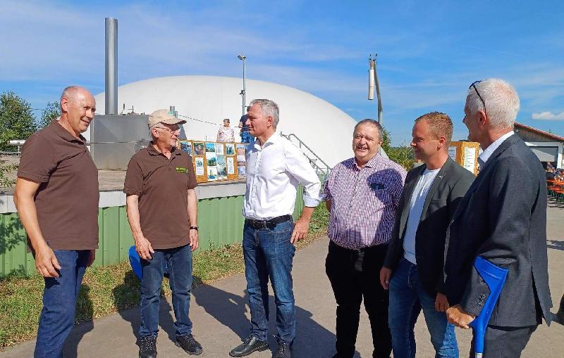 Die beiden Gesellschafter der WK-Energie GmbH (von links) Werner Wendl und Laurenz Beck erläuterten mit MdL Dr. Harald Schwartz, Gebenbachs Bürgermeister Peter Dotzler, MdL Bernhard Heinisch und dem stellvertretenden C.A.R.M.E.N.-Geschäftsführer Christian Leuchtweis nicht nur die Daten der Anlage, sondern auch mögliche Probleme für die Anlage nach dem Auslaufen des Erneuerbaren-Energie-Gesetzes (EEG). - Foto von Werner Schulz