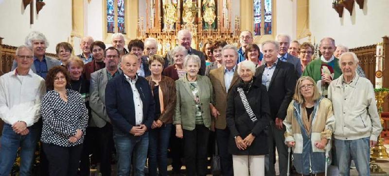 Anlässlich ihrer Ehejubiläen feierten 15 Jubelpaare der Pfarreien Hirschau und Ehenfeld mit Stadtpfarrer Johann Hofmann (2. Reihe rechts) in der Stadtpfarrkirche Mariä Himmelfahrt einen Dankgottesdienst. Es schloss sich ein Festabend im Pfarrheim an. - Foto von Werner Schulz