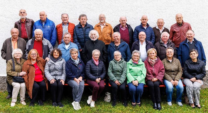 Aus Anlass ihres 75. Geburtstags feierten 10 Mädels und 17 Jungs des Schülerjahrgangs 1948/1949 vergangenes Wochenende ein Wiedersehen. Gerhard Bösl (2. Reihe, rechts) hatte das Klassentreffen, das drei Tage dauerte, perfekt organisiert.  - Foto von Gehard Huster