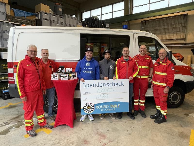 Spendenübergabe an die DLRG-Ortsgruppe Amberg. Von links 1. Vorsitzender Gerhard Schottenheim, Technischer Leiter Peter Winter, stellvertretender technischer Leiter Rainer Kratzer, Jugendleiter Max Kratzer und stellvertretender technischer Leiter Volker Kratzer. In der Bildmitte die Vertreter von Round Table Amberg, Stefan Fuchs und Stephen Trepesch. Bild: Uschald - Foto von Uschald