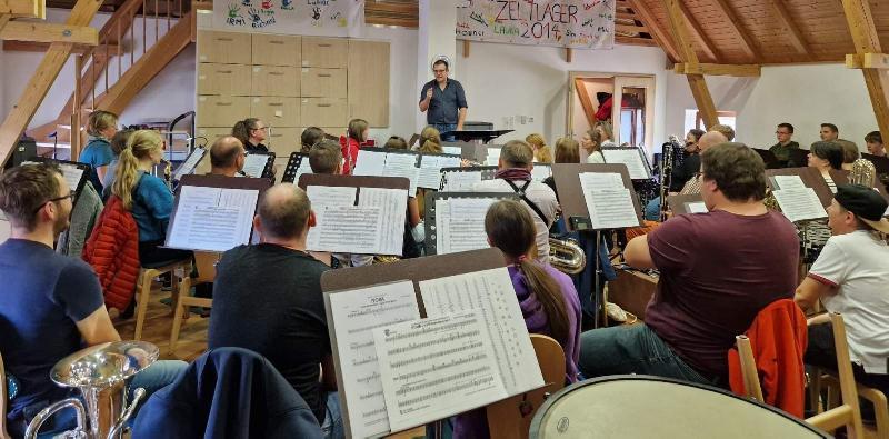 Nach jahrelanger Pause konnte der NBMB-Kreisverband wieder ein Kreisorchester bilden. Zur Vorbereitung auf das Kreiskonzert am Sonntag, 20. Oktober, probten die ca. 40 Musikerinnen und Musiker zweimal unter Leitung des Kreisdirigenten Christian Bäuml (vorne). Zur ersten Proben traf man sich in Schmidmühlen. - Foto von Werner Stein