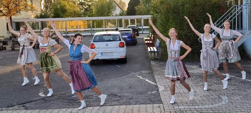 Seit Ostern dieses Jahres trainieren die Damen der Prinzengarde für ihre zahlreichen Auftritte im Fasching 2024/2025. Ob sie während der närrischen Tage auch im Dirndl-Look auftreten? Von links: Franziska Paulus, Maria Graf, Marie Luise Neuberger, Emilia Waldhauser, Lea Gebel und Melina Merkl.

 - Foto von Werner Schulz