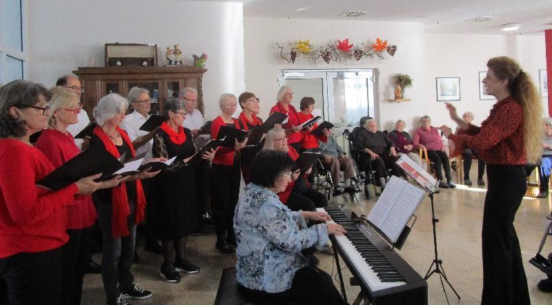 Mit Oldies, Chansons und Volksliedern zum Mitsingen, begleitet von der Pianistin Ludmilla Portnova, begeisterte der Gemischte Chor unter Leitung von Jana Müller (rechts) die Bewohner und Bewohnerinnen des Caritas-Marienheims.  - Foto von Daniela Donhauser