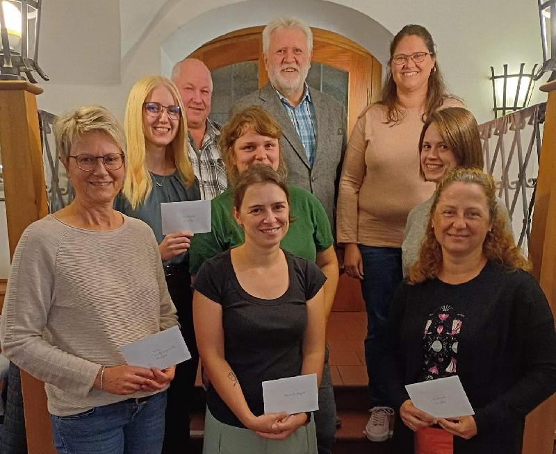 Jeweils 300 Euro für die Verkehrserziehungsarbeit spendierte die Gebietsverkehrswacht den acht Kindergärten in den Kaolinstädten. Vorne von links: Carola Dagner (Ehenfeld), Stefanie Rom (Marien-KiTa), Claudia Wiesmeth (St. Maria), 2. Reihe von links: Annalena Kaiser (St. Vitus), Marie-Sophie Vetter (Waldkindergarten), Christina Maier (St. Vitus), 3. Reihe von links: Johann Wagner, Hubert Ritz und Christina Ritz (Elternbeirat Antonius). - Foto von Werner Schulz