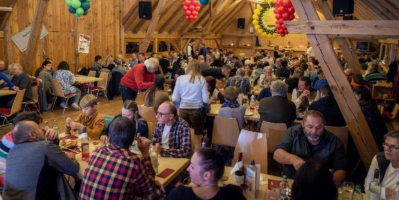 Ein volles Haus gab es letztes Jahr beim 5. Steiningloher Weinfest. Die Freiwillige Feuerwehr hofft am Samstag, 26. Oktober, auf einen ähnlichen Gästeandrang. - Foto von Werner Schulz