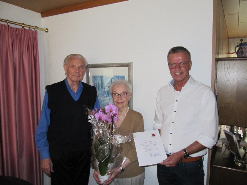 Erster Bürgermeister Hermann Falk rechts gratuliert dem Eheleuten Hildegard und Andreas Wächter zum 70 jährigen Ehejubiläum, der Gnadenhochzeit. - Foto von Gerhard Fleischmann