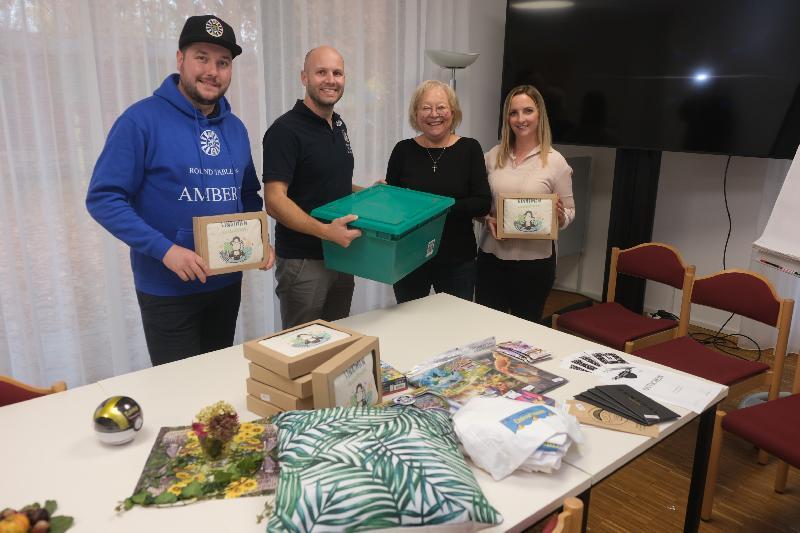 Wieder einmal Besuch von SkF-Gönnern. Von links Club-Schatzmeister Stefan Fuchs, der Präsident von Round Table Amberg, Dr. Andreas Heil, SkF-Vorsitzende Marianne Gutwein und Sozialpädagogin Melissa Sitorius vom zuständigen Pflegekinderdienst für den Landkreis Amberg-Sulzbach. Bild: Uschald - Foto von Uschald