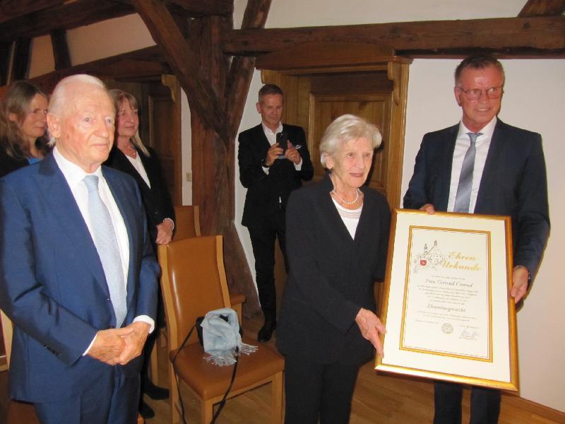 1.Bürgermeister Hermann Falk verleiht Gertrud Conrad das Ehrenbürgerrecht der Stadt Hirschau, links ihr Mann Klaus, im Hintergrund ihr Sohn Werner. - Foto von Gerhard Fleischmann