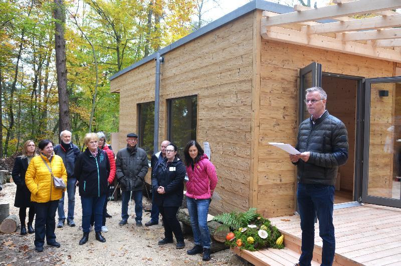 Der neue Waldkindergarten ist jetzt offiziell eröffnet. Von re. Bürgermeister Hermann Falk, Anke Wolfram von „Littlebigfuture“ und anwesende Mitglieder des Stadtrates, der Stadtverwaltung und interessierte Bürgerinnen und Bürger.  - Foto von Fritz Dietl