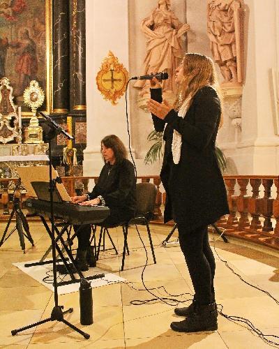 (Foto: Silvia Weber – Bildhübsch-Fotografie)!
Unter dem Motto „Amoi seng ma uns wieda“ gestalten die Sängerin Melanie Dotzler und die Pianistin Iryna Hermann am 17. November in der Stadtpfarrkirche Mariä Himmelfahrt eine besinnliche Andacht.
 - Foto von Foto: Silvia Weber – Bildhübsch-Fotografie