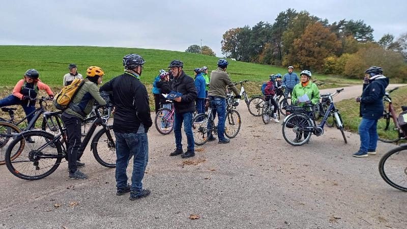 Auf ihrem Wallfahrtsweg zur Atzmannsrichter St. Wolfgangs-Kirche machten die Radler unterwegs Halt zur Besinnung und zum Gebet. Bildmitte mit Textheft: Wallfahrtsleiter Wolfgang Weih. - Foto von Werner Schulz