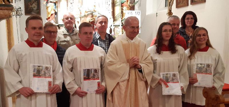 Die Filialkirchengemeinde Weiher verabschiedete die Ministranten (von links) Florian Ott, Christoph Ott, Nicole Ott und Katharina Ott. Vorne Bildmitte: Stadtpfarrer Johann Hofmann, hintere Reihe von links: Mesnerin Maria Ott, Kirchenpfleger Franz Reif, die Kirchenverwaltungsmitglieder Hermann Ott und Manfred Heinrich sowie Evi Ott. - Foto von Franz Reif