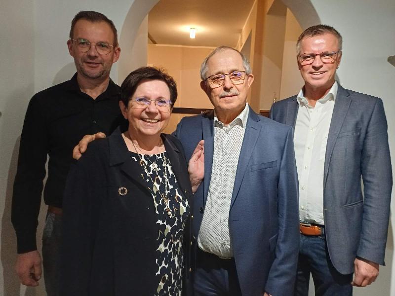 Ihre Goldene Hochzeit feierten am Samstag 2. Bürgermeisterin Bärbel Birner und ihr Mann Reinhold. Dazu gratulierten ihnen 1. Bürgermeister Hermann Falk (rechts) und 3. Bürgermeister Hermann Gebhard (links). - Foto von Werner Schulz