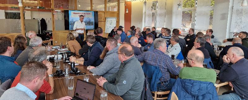 Über 50 Fachleute aus der Region nahmen am Dienstag am Fortbildungstag der Technischen Angestellten der Wasserversorger im Landkreis Amberg-Sulzbach im Restaurant am Monte Kaolino in Hirschau teil. Bürgermeister Hermann Falk (stehend) stellte den Teilnehmern in seinem Grußwort kurz die wichtigsten Einrichtungen der Stadt vor. - Foto von asn: