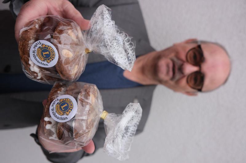 Sich selbst und anderen eine Freude machen und dabei Gutes tun. Das kann man beim Kauf der Lions-Elisenlebkuchen, die wieder hochwertig und geschmacklich hervorragend sind. Das Lions-Logo auf der Verpackung spricht für einen guten Verkaufszweck. Bild: Uschald - Foto von Uschald