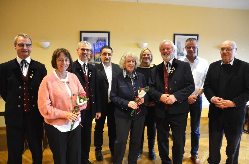 Eine besondere Ehrung beim Männerchor Ehenfeld. Von li. Richard Falk, Anita Falk, Vorstand Wolfgang Falk, der Vertreter der Sängergruppe Amberg, Christian Fink, Rita Falk, Chorleiterin Saskia Krügelstein, Norbert Falk, Bürgermeister Hermann Falk und Ruhestandspfarrer Konrad Kummer. - Foto von Fritz Dietl