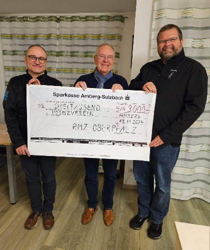 Am 3. Oktober fand im Stadttheater das traditionelle Konzert des Reservistenmusikzugs Oberpfalz statt. Den Erlös erhielt der Hospizverein Amberg und Landkreis Amberg-Sulzbach. Bei der Spendenübergabe von links: RMZ-Vorsitzender Peter Habermeier, Hospizverein-Vorsitzender Georg Franz Fröhler und RMZ-Dirigent Thomas Prechtl. - Foto von Werner Schulz