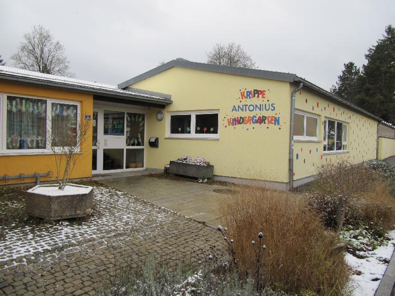 Diese Ansicht gibt es bald nicht mehr. Der Antoniuskindergarten in Hirschau wird abgerissen und neu gebaut. Nur der Keller wird weiter genutzt - Foto von Gerhard Fleischmann