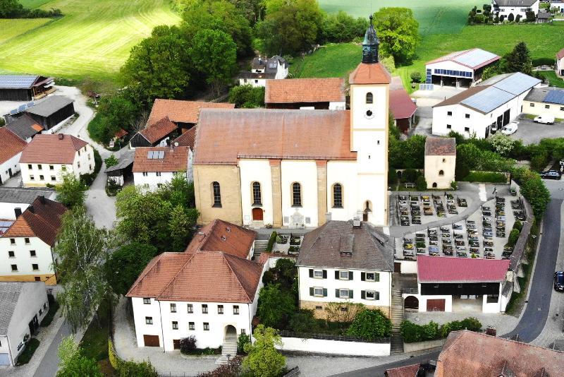 Noch ist es ein Rohentwurf. Die Grundfarbe und auch die Anordnung der einzelnen Fotos kann sich noch ändern, aber so ähnlich wird die „Chronik der Pfarrei Ehenfeld“ dann aussehen.
Die Pfarrkirche St. Michael, mit Friedhof, Pfarrheim und Pfarrhof sind der kirchliche Mittelpunkt der Pfarrei. 
 - Foto von Fritz Dietl