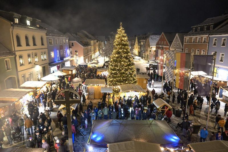 In vorweihnachtlichem Glanz erstrahlt am ersten Adventswochenende wieder der Markplatz der Kaolinmetropole, wenn dort zum 36. Mal der Hirschauer Weihnachtsmarkt stattfindet. - Foto von Werner Schulz