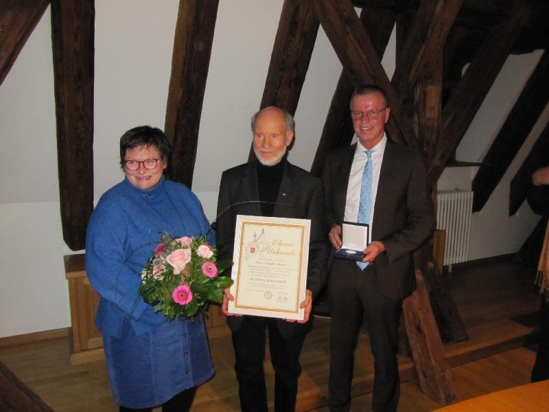 1.Bürgermeister Hermann Falk zeichnet Günther Amann im Beisein seiner langjährigen Partnerin Christine mit der silbernen Bürgermedaille aus 
Günther Amanns Familie, und die Vertreter der Fraktionen gratulieren zur silbernen Bürgermedaille. 
 - Foto von Gerhard Fleischmann