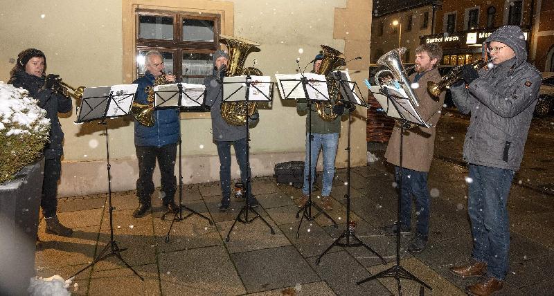 Es ist schon Tradition, dass die „Herzensblecher“ unter Leitung von Gerhard Böller (2.v.l.) die Eröffnung des Lebendigen Adventskalender mit weihnachtlichen Weisen musikalisch umrahmen, so auch dieses Jahr.  - Foto von Werner Schulz