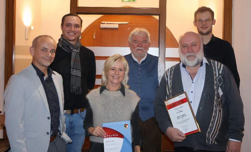 Bei der Jahresabschlussfeier des Musikzug wurde eine Reihe von Mitgliedern geehrt – herausragend die Verleihung der Verdienstmedaille in Gold mit Diamant der Bundesvereinigung Deutscher Blasmusik an Werner Stein und der Ehrennadel in Gold des Nordbayerischen Musikbunds an Heidi Scharl. Von links: Dirigent Marcus Hoffmann, 1. Vorstand Maximilian Stein, Heidi Scharl, stellvertretender NBMB-Bezirksvorsitzender Ferdinand Münch, Werner Stein, 2. Vorstand Erik Remhof. - Foto von Werner Schulz