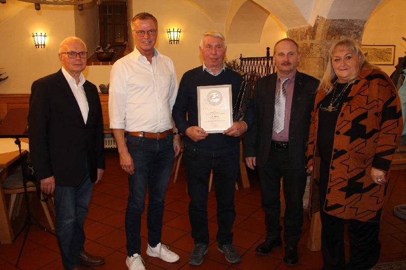 Auf der Tagesordnung des Gesangverein-Ehrenabends stand die Ehrung langjähriger Mitglieder. Von links: Herbert Ernst (Vorsitzender der Sängergruppe Amberg), Bürgermeister Hermann Falk (10 Jahre), Georg Rösch (40 Jahre), Karl Hermann (Vorsitzender des Sängerkreises Nordüberpfalz) und Gesangvereins-Vorsitzende Renée Ehringer-Hoffmann. - Foto von Werner Schulz