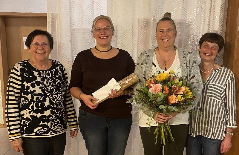 Die Familie des vor zwei Jahren von einem Schlaganfall betroffenen Toni Krügelstein muss Anschaffungen tätigen, die von keinem Kostenträger übernommen werden. Dafür bekam die Familie von der CSU-Frauen-Union eine Spende in Höhe von 500 Euro. Von links: 2. Bürgermeisterin Bärbel Birner, Saskia Krügelstein, FU-Vorsitzende Stadträtin Michaela Meier und stellvertretende FU-Vorsitzende Rita Beck. - Foto von Werner Schulz