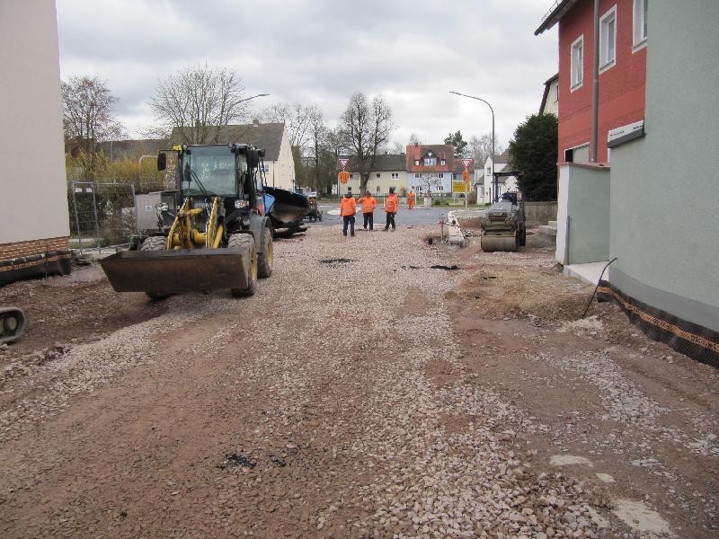 Letzten Donnerstag, rechtzeitig vor dem Weihnachtsmarkt,  begann die Fertigstellung des Ersten Teilstücks der Georg-Schiffer Straße Richtung Marktplatz. Damit wird die Querung der Bundesstraße von der Grundstaße zur Innenstadt über die beampelte Kreuzung möglich. - Foto von Gerhard Fleischmann