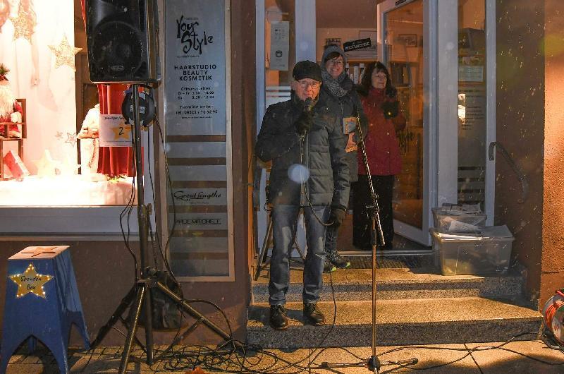 Auch beim 22. Lebendigen Adventskalender sorgt Alfred Härtl jeden Abend mit Scheinwerfer- und Lautsprecheranlagen dafür, dass die Chöre, Musikgruppen, Vorleser usw. beim Fensterlöffnen ins richtige Licht gerückt und gut verstanden werden. - Foto von Archiv/Werner Schulz